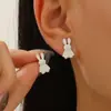 Brincos de Coelho Vazados de Aço Inoxidável Transfronteiriços Europeus e Americanos Brincos Assimétricos de Coelhinho Branco Brincos Femininos Fofos Joias de Páscoa