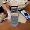 Nuevos calcetines a rayas de bloques de color para otoño e invierno para mujer, con un ribete de encaje verde café, calcetines sin costuras versátiles y modernos de estilo japonés hasta la mitad de la pantorrilla.