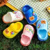 Novos chinelos de EVA para crianças com bico fechado e furos, fofos, de desenho animado, para bebês, antiderrapantes, sandálias de verão para meninos e meninas