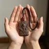 Bodhisattva Ajedrez Madera de Incienso Talla en Relieve Colgante Pixiu de una Cara Estilo Chino Adorno de Madera de Mano Colgante para el Cuello