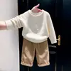 Roupas infantis estilo coreano 2026 outono e inverno novo suéter de malha texturizado off-white vintage calça casual cáqui infantil