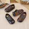 Sapatos de Couro com Velcro Estilo Britânico Retrô para Meninas 2026 Primavera/Outono Novos Solado Macio Estampado de Leopardo Estilosos Sapatos Birkenstock Mocassins