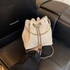 Bolsa Pequena Super Fogo de Grama de Verão Feminina 2025 Nova Moda Versátil Bolsa Transversal com Corrente Bolsa de Mão Exquisita em Formato de Balde