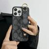 Marca grande europea y americana adecuada para funda de teléfono móvil iPhone15Promax patrón de cuero soporte con correa de muñeca Apple 14 marca de moda funda resistente a caídas