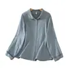 Foto real de camisa de manga larga de gasa de algodón con cuello bordado artístico para mujer, adecuada para primavera y otoño, se puede usar como cárdigan o como capa base