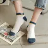Meias Masculinas Estilo Primavera Folha de Bordo Color-Blocked Novas, Meias Curtas, Meias Esportivas, Respiráveis, Absorventes de Suor, Casuais, Versáteis, Meias para Estudantes