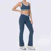 Conjunto de yoga Diwei em duas cores para mulheres baixinhas com top nadador acolchoado, calça flare, roupa esportiva de ginástica justa de secagem rápida