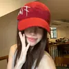 Gorra de béisbol roja de alta calidad para mujer, cabeza grande, estilo urbano moderno, gorra de visera ancha con letras que hace que la cara se vea más clara