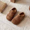 Zapatos de piel para niña, nueva colección primavera/otoño 2026, modernos zapatos estilo Birkenstock para niños, suela suave, antideslizantes, para niños medianos y mayores, zapatos casuales para estudiantes