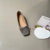 Zapatos de mujer de lunares estilo francés 2026, diseño de lazo poco profundo, aumento de altura interno, mocasines sin cordones de punta cuadrada
