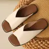 Novas chinelas femininas de sola reta para usar ao ar livre, sandálias femininas de couro macio com uma tira, calçados femininos de praia, tamanhos 36-41, 42, 43, tamanho grande