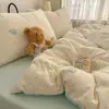 Conjunto de Quatro Peças de Gaze Dupla Nível Bebê e Materno Tipo Nuvem Classe A, Roupa de Cama Individual para Dormitório em Gaze de Algodão, Amigável à Pele e Adequado para Todas as Estações, Conjunto de Roupa de Cama de 4 Peças