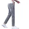 Jeans Cropped de Marca de Tendencia de Ajuste Delgado de Alta Gama para Hombre, Color Gris Claro, para Primavera y Otoño de 2026, Pantalones Casuales