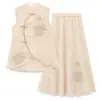 Nuevo conjunto de dos piezas estilo chino con cuello alto bordado con cuentas, top modificado sin mangas tipo cheongsam y falda de cintura alta acampanada P7044