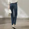 Calça jeans de quatro vias com novo estilo para mulheres, apresentando pequenos detalhes de bolso, um pequeno bordado de laço, cós elástico e comprimento cropped, adequada para figuras petite.