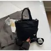 Bolsa Casual de Tecido de Nylon para Mulheres Estilo Coreano 2025 Nova Moda Leve Bolsa de Mão Literária de Ombro Único Transversal Bolsa de Balde