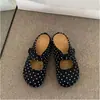 Zapatos de mujer de un solo color, estilo retro, lunares, punta redonda, corte bajo, con cinta mágica, suela blanda, planos, versátiles para el uso diario