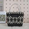 Cesta de mano de malla de color blanco y negro a juego para venta al por mayor de fábrica, bolso cubo red net, cesta de regalo tejida a mano a cuadros