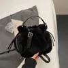 Bolsa Saco de Pelúcia Relaxada de Alto Padrão Nicho Outono e Inverno Feminina Casual Diária Leve Transversal