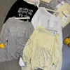 Moda Verão Coreana Camiseta Elegante de Gola Assimétrica com Estampa de Letras em Espuma Estilo Preguiçoso Manga Longa Camisa com Proteção Solar Feminina Solta Off-Shoulder