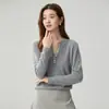 Nuevo Suéter de Cachemir Otoño/Invierno 2026 para Mujer Cuello Tijera Multibotones Color Sólido Elegante Versátil Tejido Holgado Top Base