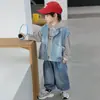 Conjunto de Roupa de Outono para Meninos 2026 Novo Estilo Coreano Elegante Colete Jeans de Bebê Conjunto de Três Peças Cool e Bonito para Meninos Pequenos