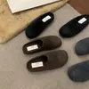 Sandálias cinzas slip-on estilo Birkenstock retrô para mulheres, novo calçado de inverno para uso externo, com sola plana, forradas de fleece e confortáveis para o uso diário.