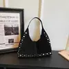 Bolsa de Axila Retro con Remaches de Gran Capacidad Europea y Americana Nuevo Estilo Otoño/Invierno para Mujer Bolso Tote Versátil de Hombro
