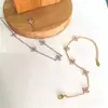 Pulsera de Trébol de Cuatro Hojas Incrustada con Diamantes, Acero de Titanio, Diseño Simple y de Moda, Estilo Japonés y Coreano, Pulsera Versátil con Incrustación de Circonita