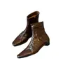2026 Botas Plissadas Femininas Estilo Retro Old Money Salto Baixo Corrente Lateral Bico Quadrado Salto Grosso Versátil Outono e Inverno Novas Botas de Cano Curto Martin