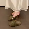 Sandálias slip-on estilo coreano com tiras cruzadas e solado grosso para mulheres, adequadas para uso externo no verão, antiderrapantes, versáteis, casuais, simples e adequadas para a praia