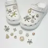 Exquisitos dijes para zapatos estilo coreano con hebilla de cadena de perlas blancas, decoraciones de mariposa versátiles, accesorios en stock para zuecos