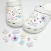 Nuevos dijes de resina para zuecos al por mayor: lindos diseños de dibujos animados, versátiles flores para zapatos de mariposa, flores de burbujas y decoraciones de animales
