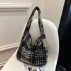 Bolsas de Lã Coreanas Outono e Inverno para Mulheres 2024 Nova Tendência Estilo Preppy Padrão Bolsa Tote Casual Grande Capacidade Bolsa de Pelúcia