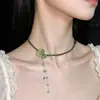 Collar de cuentas con Flor Verde Fresca, Gota de Rocío y Enredadera Verde, con un Ambiente Pastoral Estilo Bosque y Cadena Elegante para la Clavícula