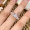 Anillo de Jade con Circonita y Calcedonia, Anillo Redondo con un Toque de Lujo, Anillo Sencillo y de Moda para el Dedo Índice, Accesorio de Mano Versátil para Mujeres