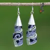 Joyería de Estilo Étnico de Yunnan Plata Miao Incrustada Hecho a Mano Batik Pieza de Bordado Antiguo Pendiente Pendiente Forma de Abanico Étnico Retro Artístico
