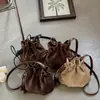 Bolsa de saco retrô com estampa de leopardo e cordão para mulheres, outono inicial de 2026, bolsa de ombro e transversal plissada em camurça Maillard, moderna