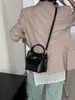 2026 Nuevo Bolso Cubo de Moda Estilo Coreano Bordado Acolchado Bolso de Mano Bolso de Hombro con Cadena Bolso Cruzado Casual Bolso de Mujer