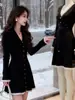 Vestido de tricô preto com gola estilo Hepburn para mulheres, nova coleção outono e inverno, acinturado, emagrecedor, elegante e que rejuvenesce, o pretinho básico