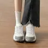 Novos sapatos de caminhada femininos de malha respirável para primavera e outono de 2026 com sola grossa para altura e conforto adicionais