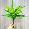 Manos de plantas verdes artificiales para proyectos de decoración suave de habitaciones modelo de casa de huéspedes y hotel, decoración de pared de fondo, césped artificial al por mayor
