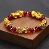 Pulseira Exquisita para Casal, Pulseira de Liga Metálica Banhada a Ouro Pixiu Transfronteiriça com Ágata Verde e Vermelha, Pulseira de Ouro Imitado para Homens e Mulheres Atacado