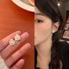 Aretes asimétricos de flor de conejo japonés y coreano para niña 2024 Nuevo diseño de nicho creativo Mori aretes de dibujos animados