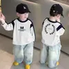 Camiseta de manga larga para niño, nuevo estilo primavera y otoño, casual y versátil, con cuello redondo estiloso, bloques de color, camiseta básica moderna para niños mayores