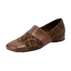 2026 Novos Sapatos Femininos de Couro Slip-On com Estampa de Leopardo Patchwork Confortáveis de Salto Baixo com Decote Profundo Sapatos Retro Preguiçosos para Mulheres