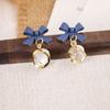 Pendientes pequeños de aguja plateada con piedra de ojo de gato fresca, elegantes pendientes de lazo pintado de nicho, pendientes de hada súper del bosque rojo de Internet para mujer