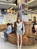 Conjunto de sudadera de otoño para mujer en gris, con una chaqueta corta y una falda deportiva, un atuendo completo para personas petite a principios de otoño, estilo coreano