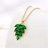 Colar de folha verde com zircônia micro-incrustada de alta qualidade europeu e americano para mulheres, joia de luxo leve, design de nicho da moda, aço titânio, joia versátil