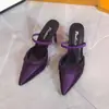 Zapatos de tacón alto de moda de satén con punta fina, sandalias de tacón de aguja con correa poco profunda de nuevo estilo, sandalias cerradas con pedrería color nude para mujer